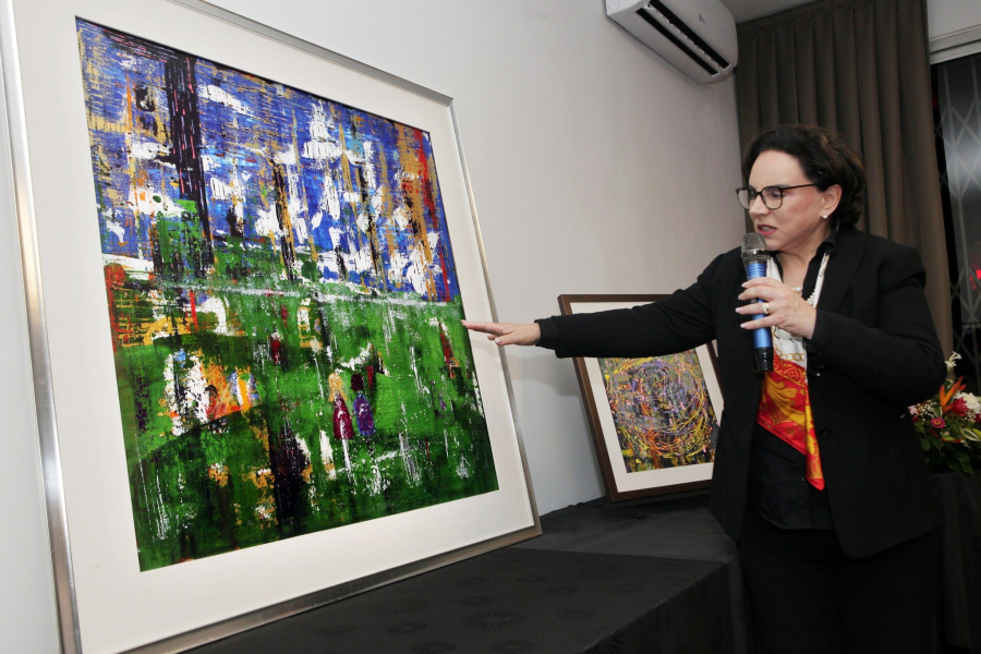 Expositions: « Farbenspiele / Jeux de Couleurs » : Le regard plein d’optimisme de l’artiste Regina Veltin sur un monde agité.